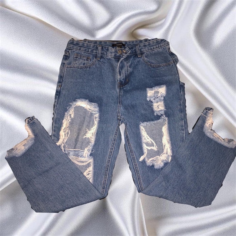 Distressed ankle jeans